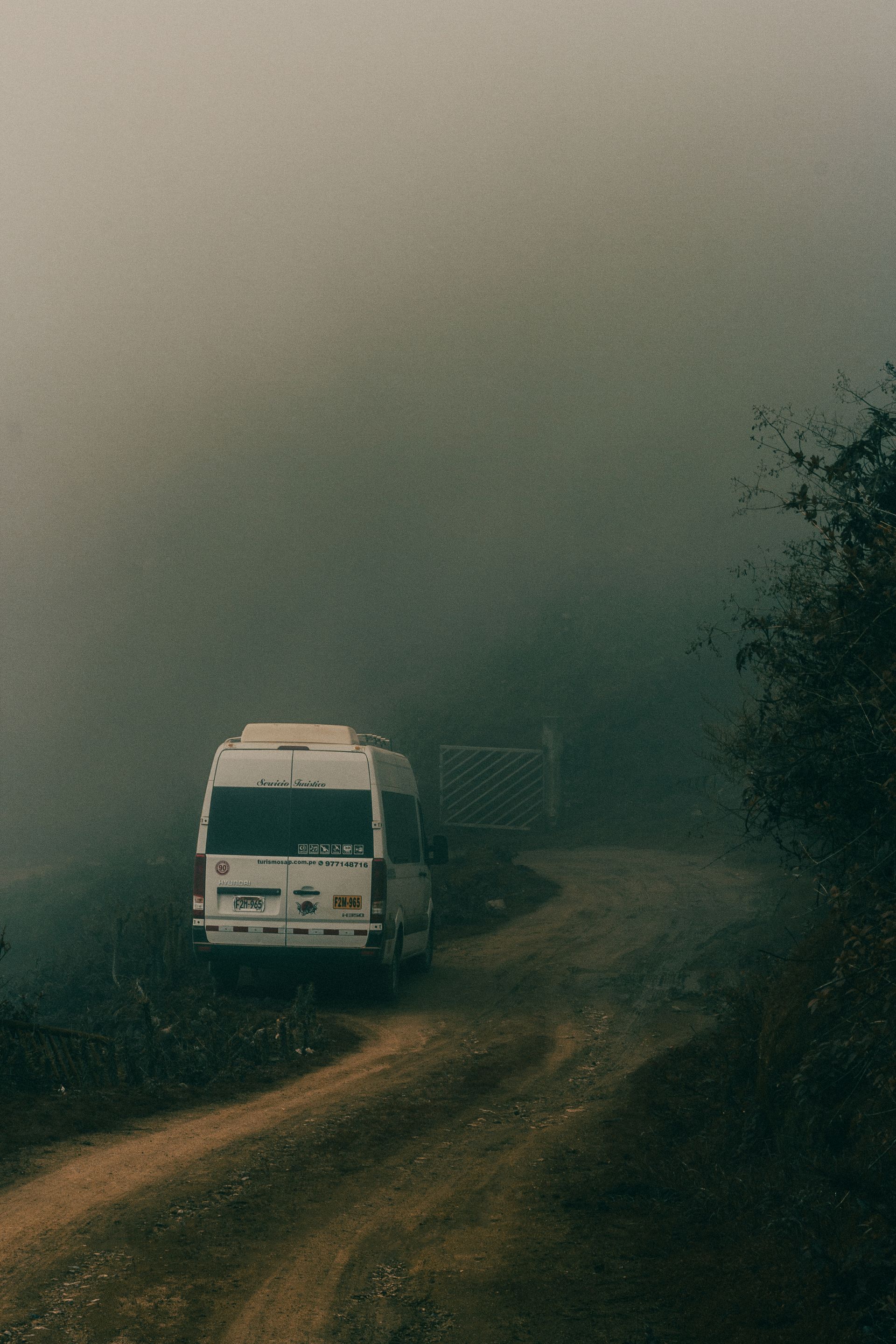 Vía de montaña entre niebla